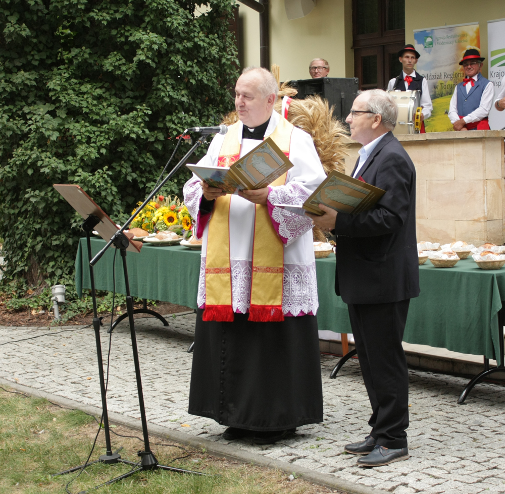 ks. Grzegorz Karolak i Janusz Polak rozpoczynają uroczystości w parku przy Dworku Prezydenta 