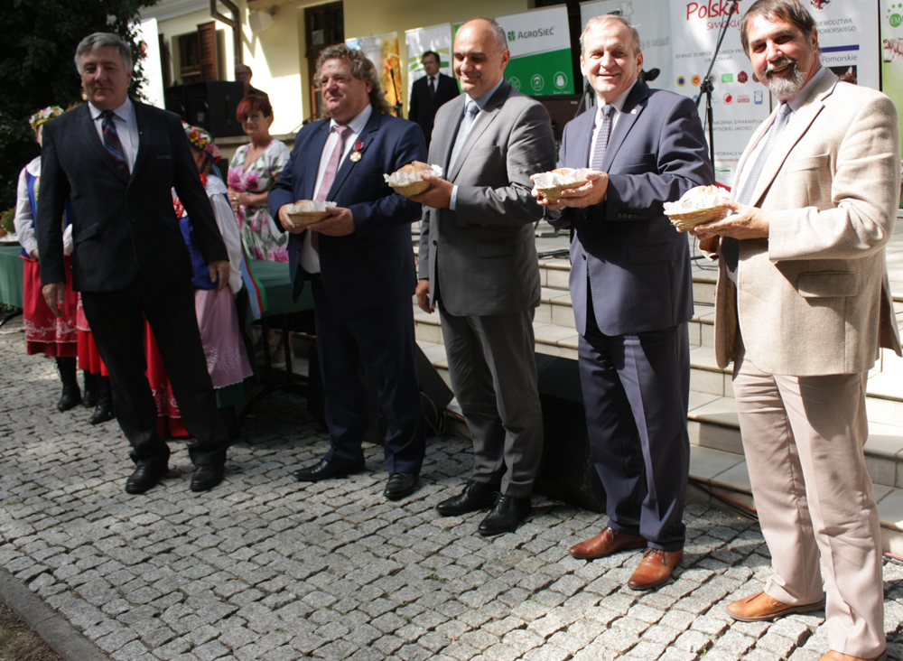 Pierwszy z prawej: Wiesław Drewnowski, prezes Zarządu SHiUZ Bydgoszcz. Uroczyste przekazanie dożynkowego chleba w czasie Dożynek Rolników Pomorza i Kujaw, Ciechocinek 2018  