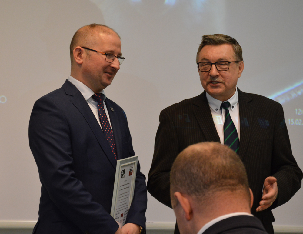 Od lewej: Robert Nowacki, dyrektor WMODR Oddział w Olecku, Zdzisław Kamiński, emerytowany dyrektor ODR Oddział w Olecku