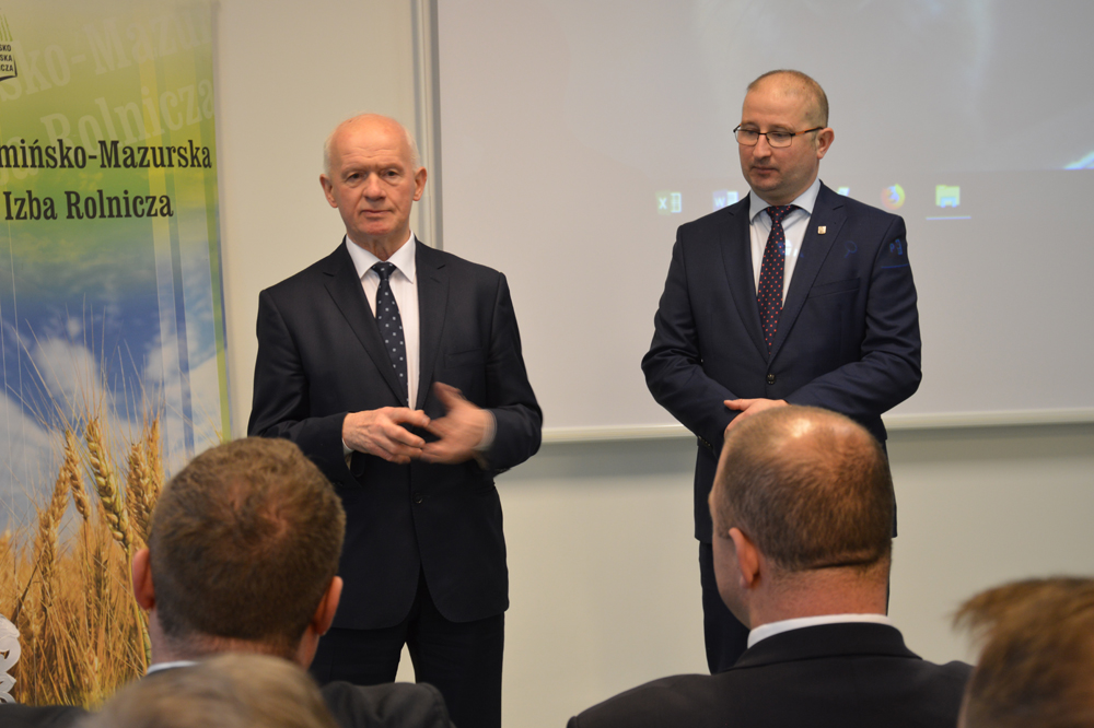 Od lewej: Sławomir Sadowski, wicewojewoda, Robert Nowacki, dyrektor WMODR Oddział w Olecku