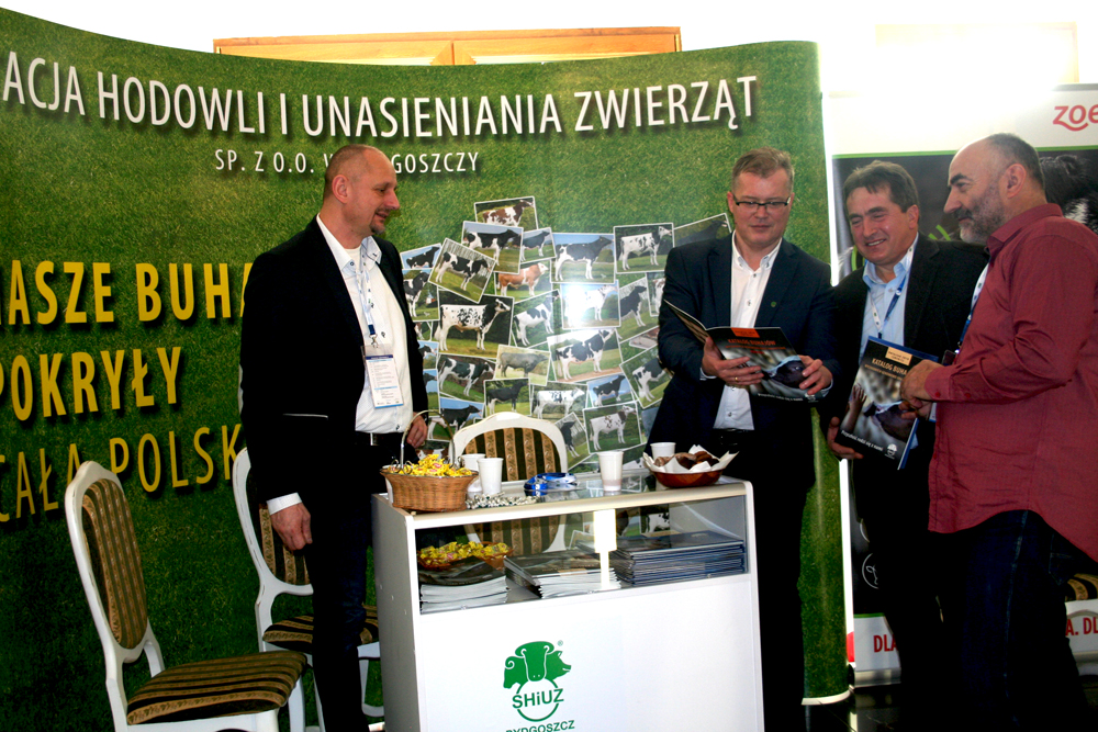  Dariusz Gawroński i Grzegorz Wojtkielewicz z hodowcami na stoisku SHiUZ. Konferencję Zarządzanie rozrodem bydła na podstawie informacji uzyskiwanych z oceny wartości użytkowej bydła
